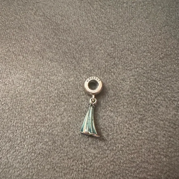 Elsa Frozon Pandora charm. Like new - Picture 3 of 3